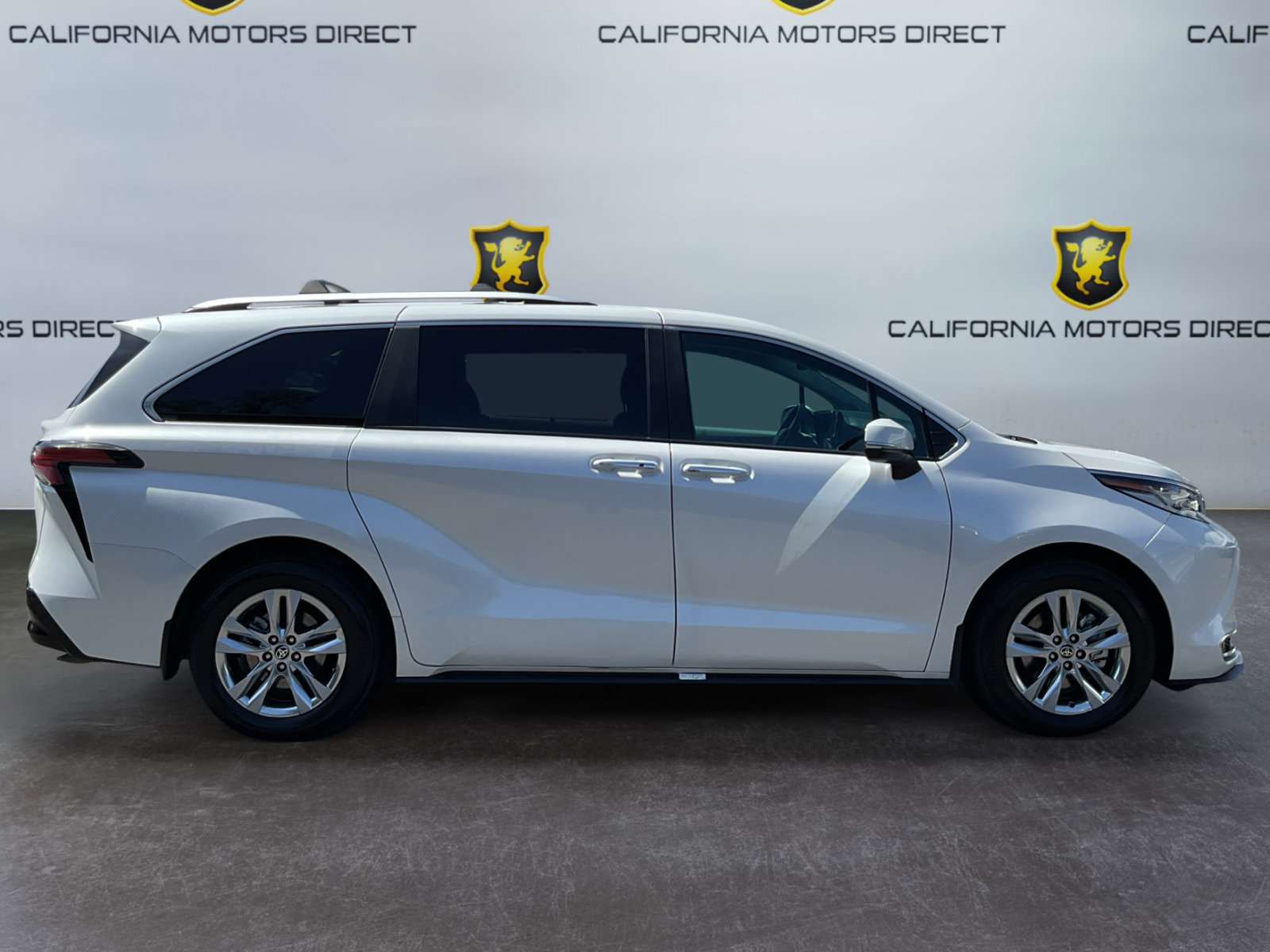 Used 2024 Toyota Sienna Limited FWD image 4