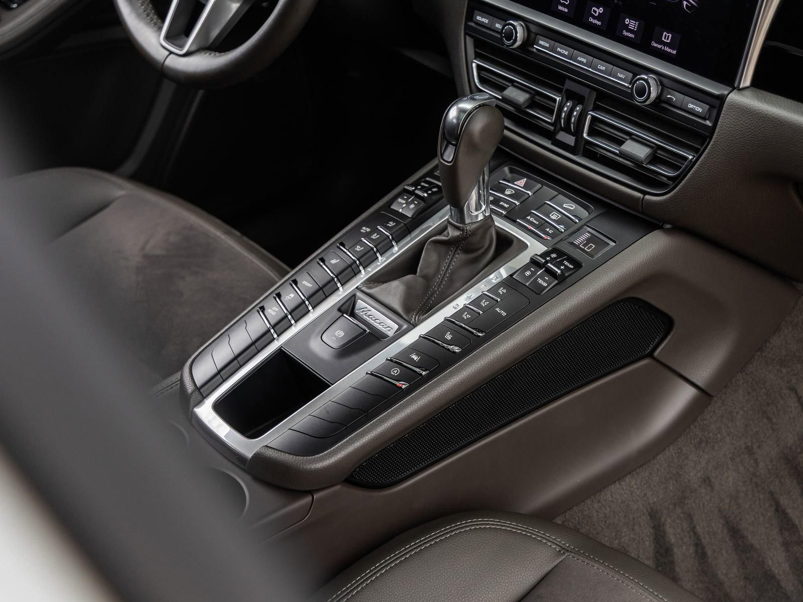 Certified 2021 Porsche Macan AWD/4WD image 32