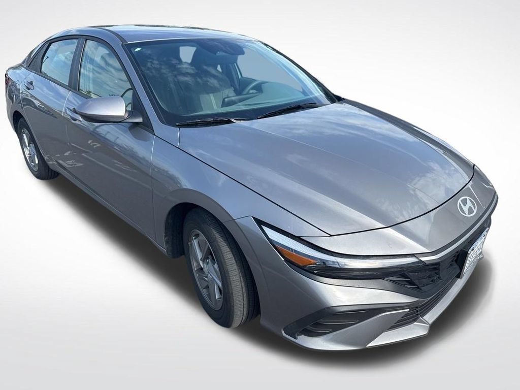 Used 2024 Hyundai Elantra SE FWD image 2