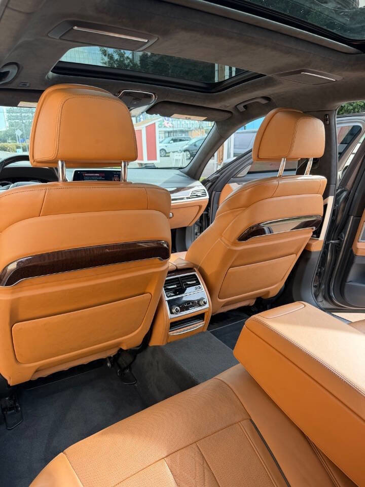 Used 2018 BMW 750i image 24