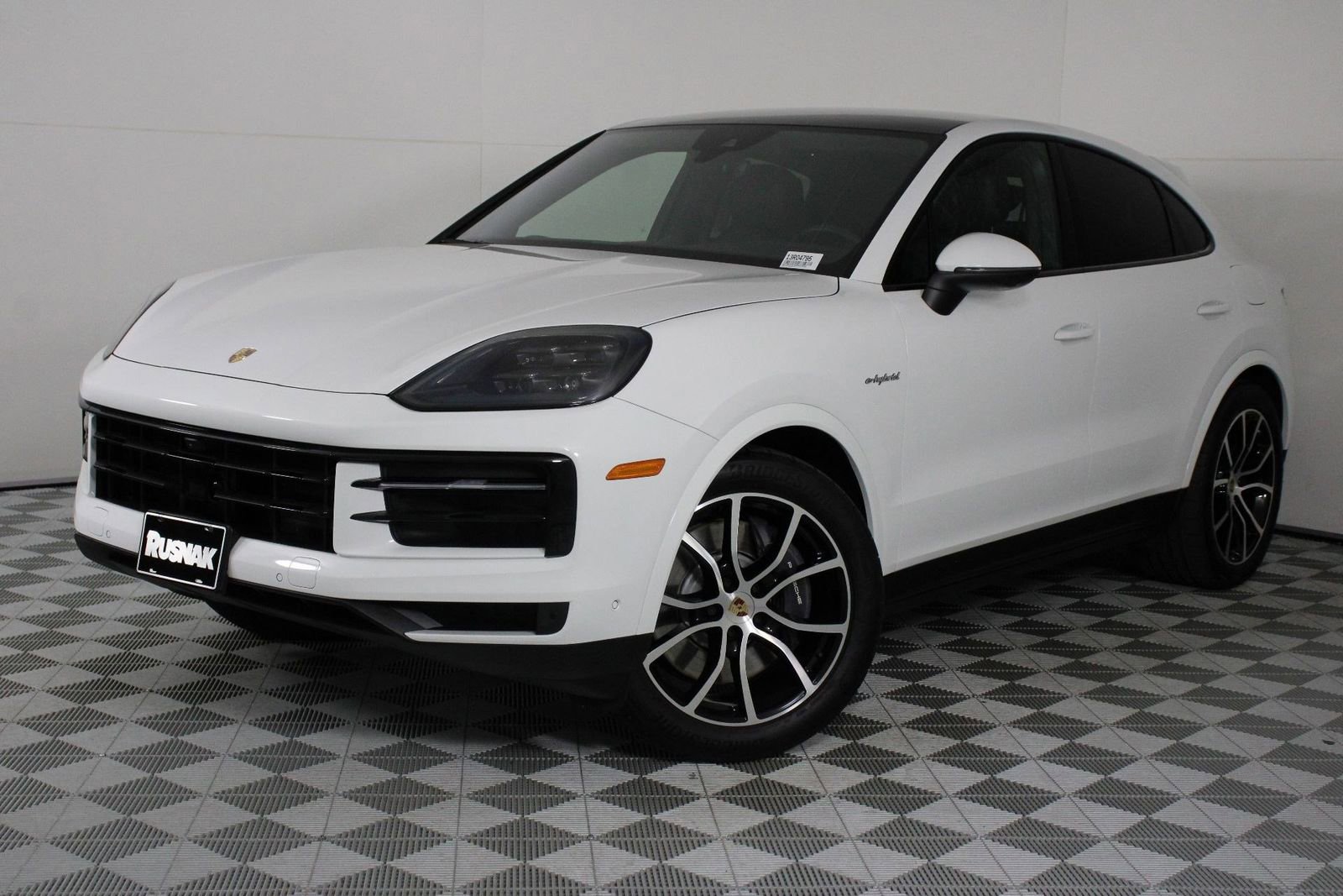 Certified 2025 Porsche Cayenne E-Hybrid Coupe image 1