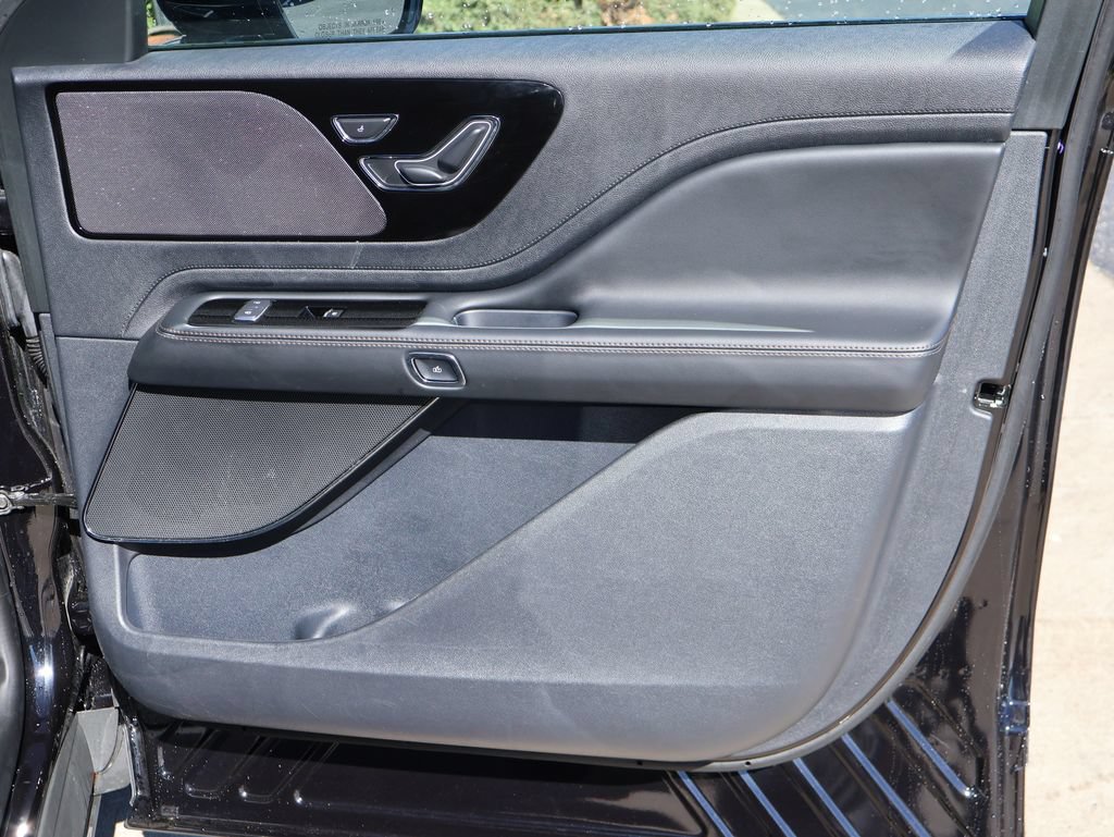 Used 2025 Lincoln Aviator AWD image 40