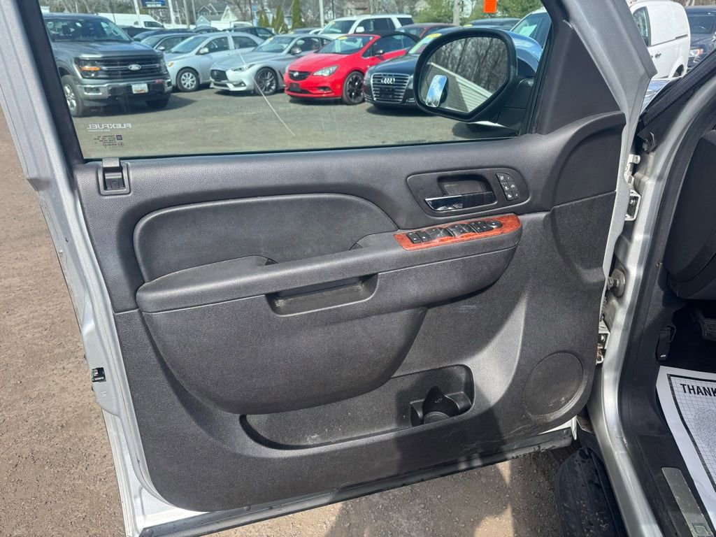 Used 2013 Chevrolet Avalanche LTZ image 24