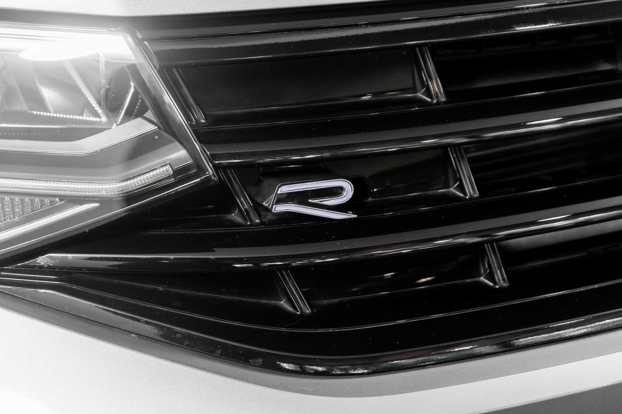 Used 2022 Volkswagen Tiguan SE R-Line image 33