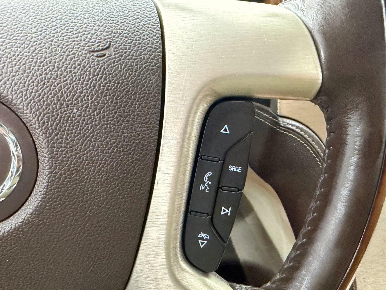 Used 2011 Cadillac Escalade Platinum AWD/4WD image 28