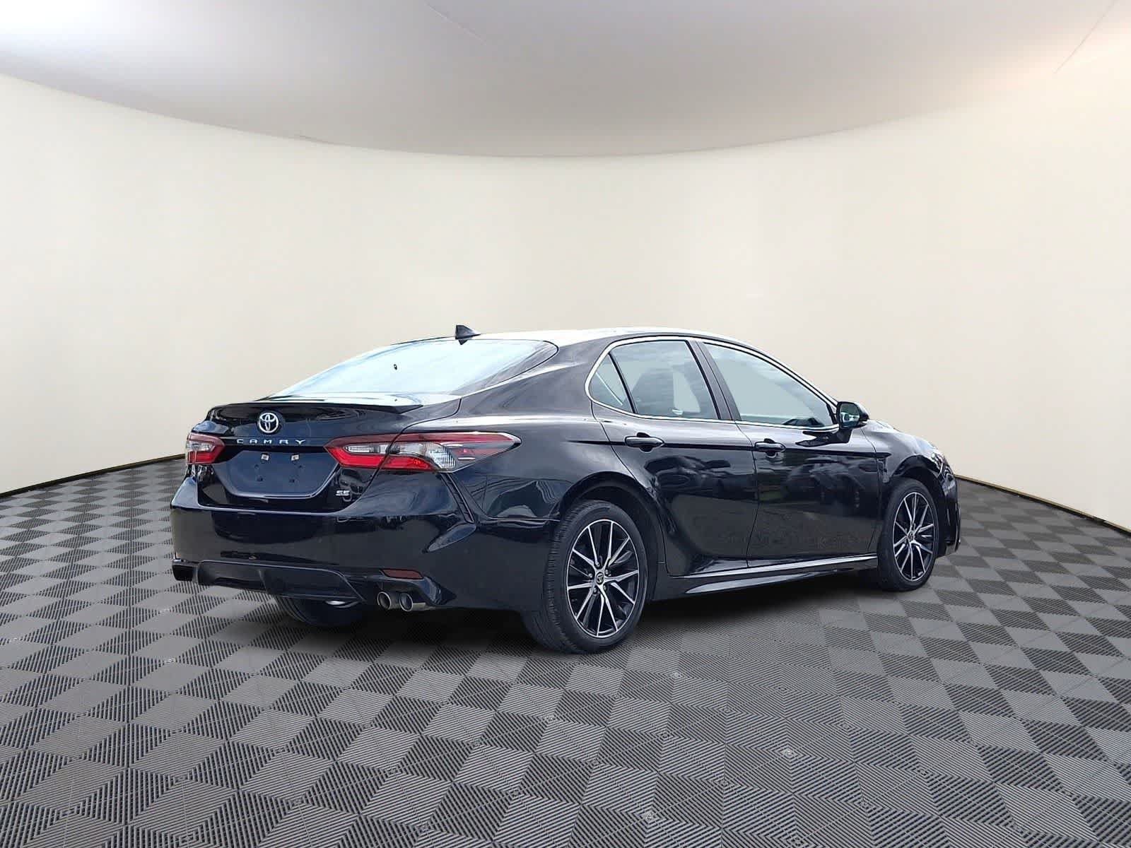 Used 2023 Toyota Camry SE FWD image 5