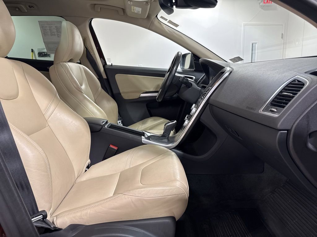 Used 2017 Volvo XC60 T6 Dynamic w/ Climate Package image 28