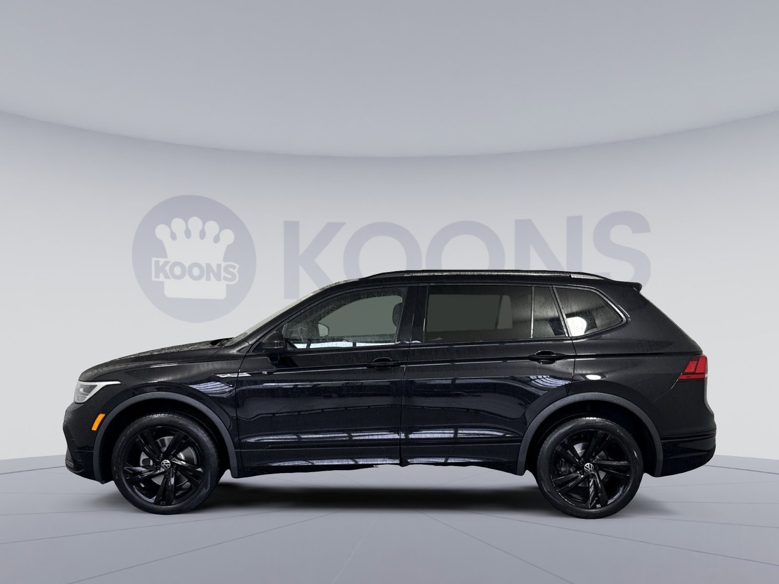 Used 2023 Volkswagen Tiguan SE R-Line AWD/4WD image 2