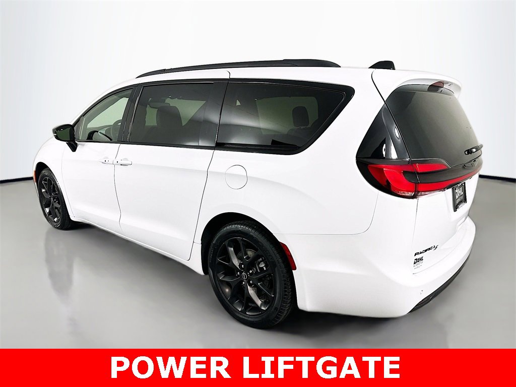 Used 2025 Chrysler Pacifica Limited image 9