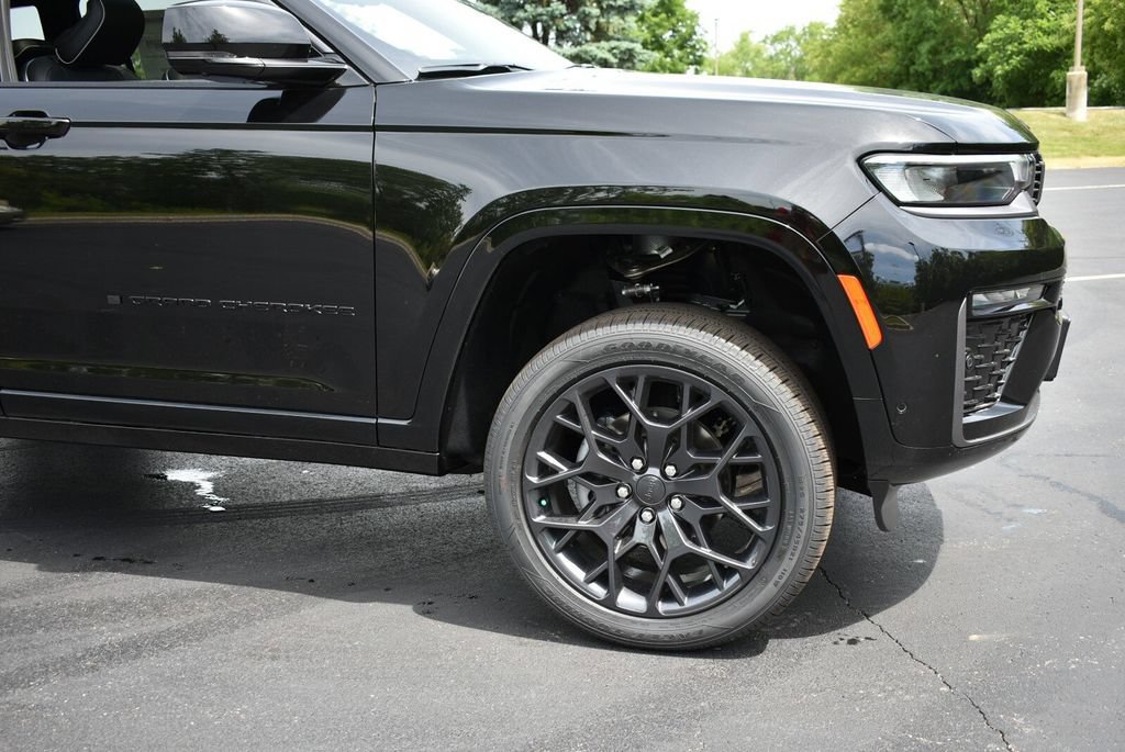 New 2026 Jeep Grand Cherokee Summit w/ Obsidian Package AWD/4WD image 3