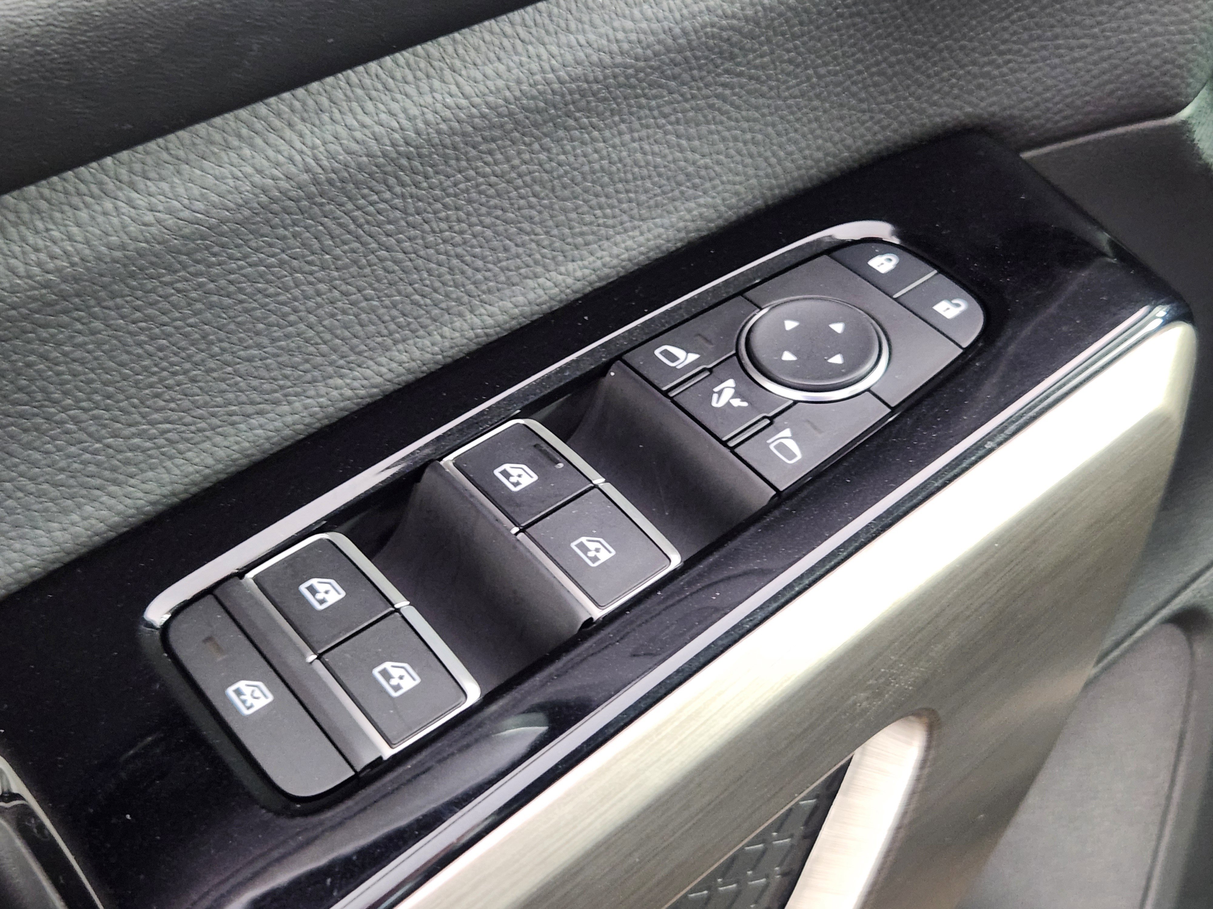 Used 2025 Nissan Pathfinder Platinum image 18