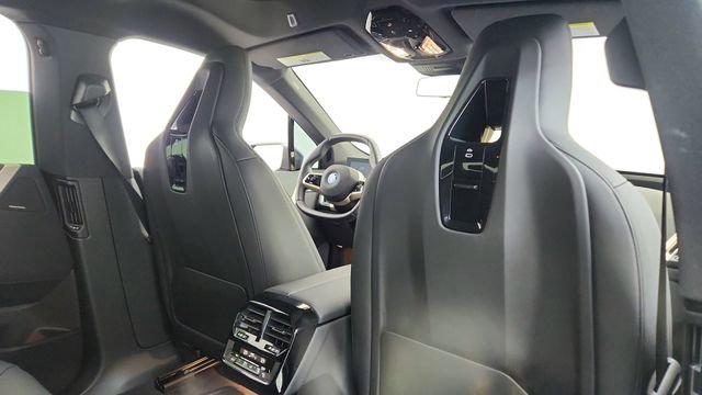 Used 2024 BMW iX xDrive50 w/ Premium Package image 27