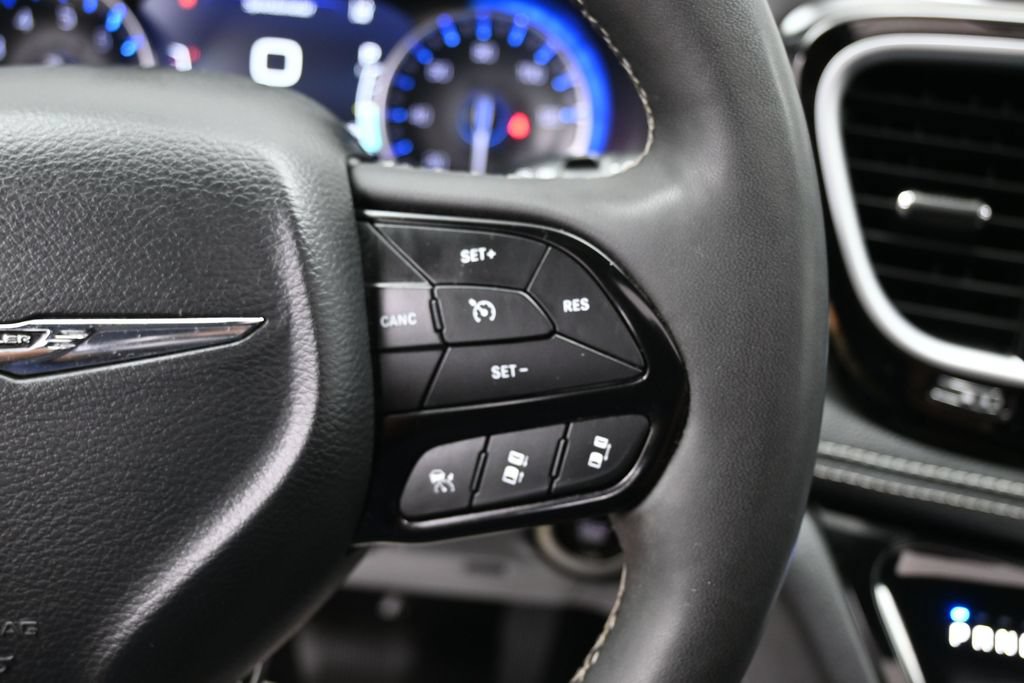 Used 2025 Chrysler Pacifica Limited FWD image 21