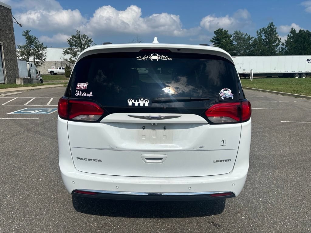 Used 2018 Chrysler Pacifica Limited w/ Tire & Wheel Group FWD image 6