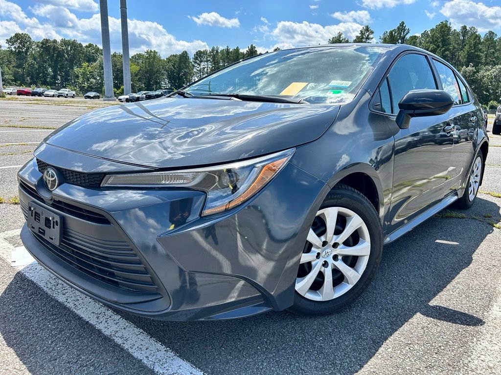 Used 2025 Toyota Corolla LE FWD image 2