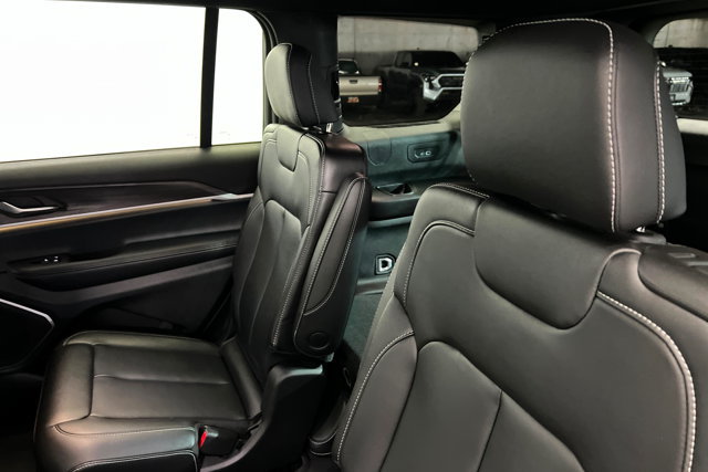 Used 2025 Jeep Grand Cherokee L Limited w/ Black Appearance Package AWD/4WD image 20