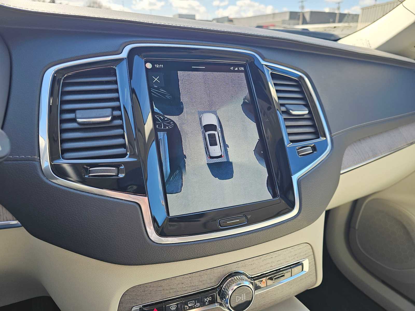 Certified 2023 Volvo XC90 B6 Ultimate w/ Protection Package Premier image 28