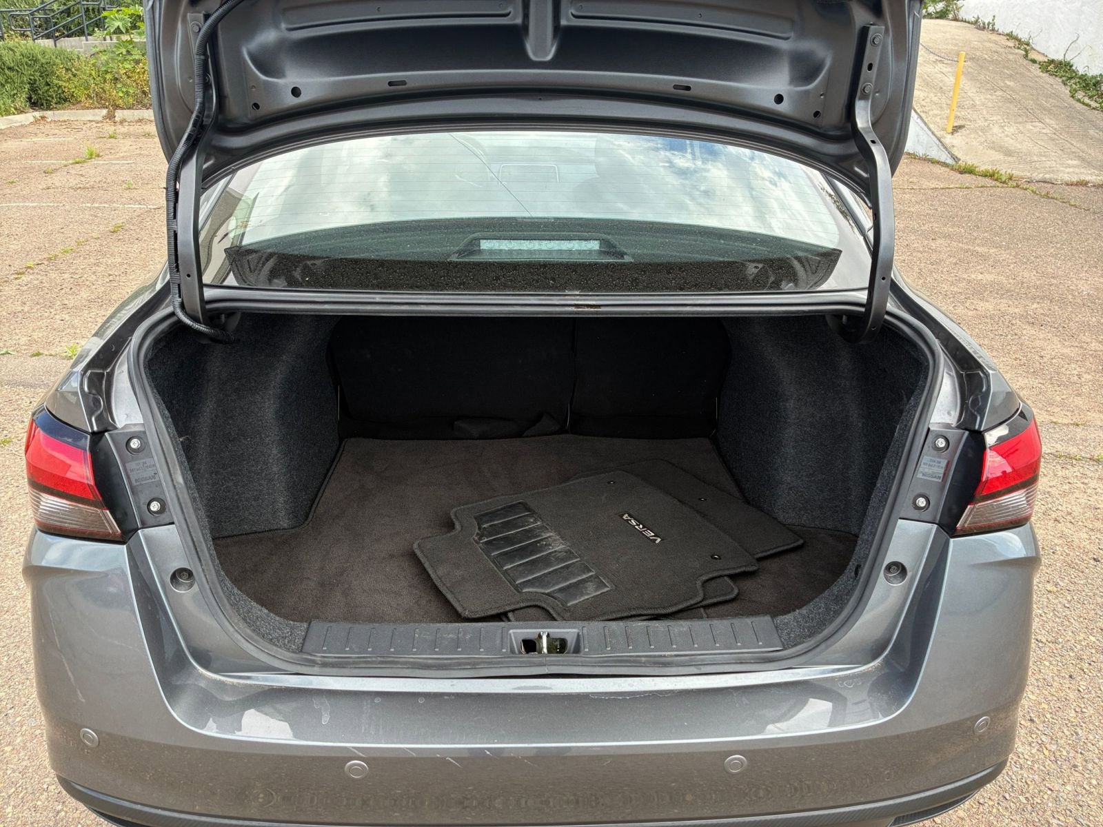 Used 2025 Nissan Versa SV image 29