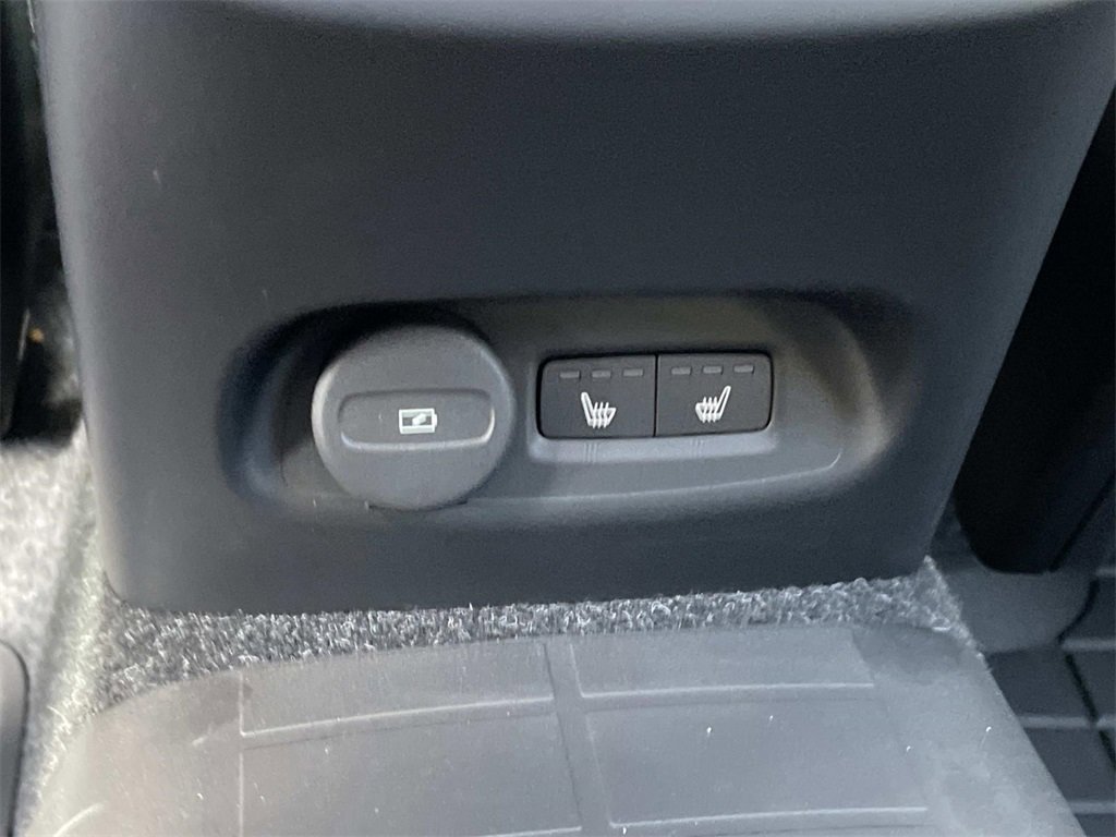 Used 2024 Volvo XC40 Recharge Plus w/ Protection Package Premier image 17