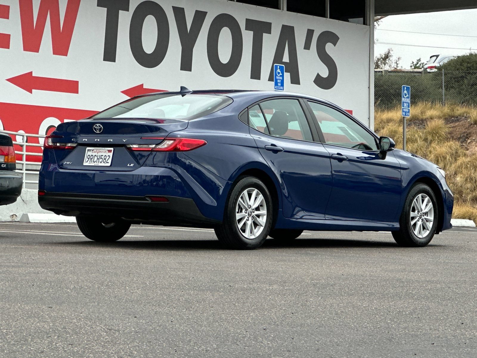 Used 2025 Toyota Camry LE FWD image 5