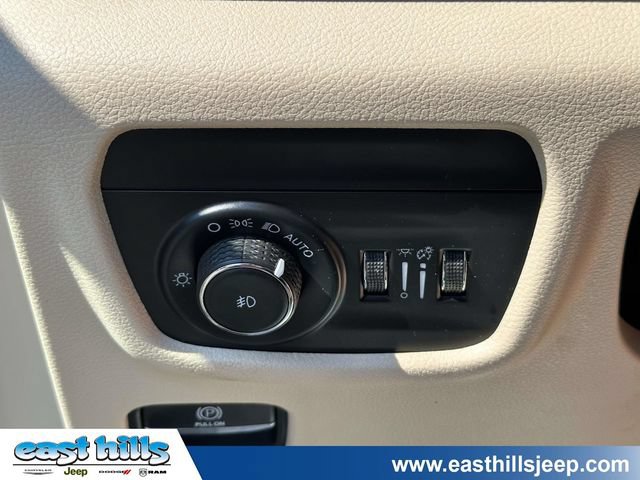 Used 2023 Jeep Grand Cherokee Limited AWD/4WD image 31