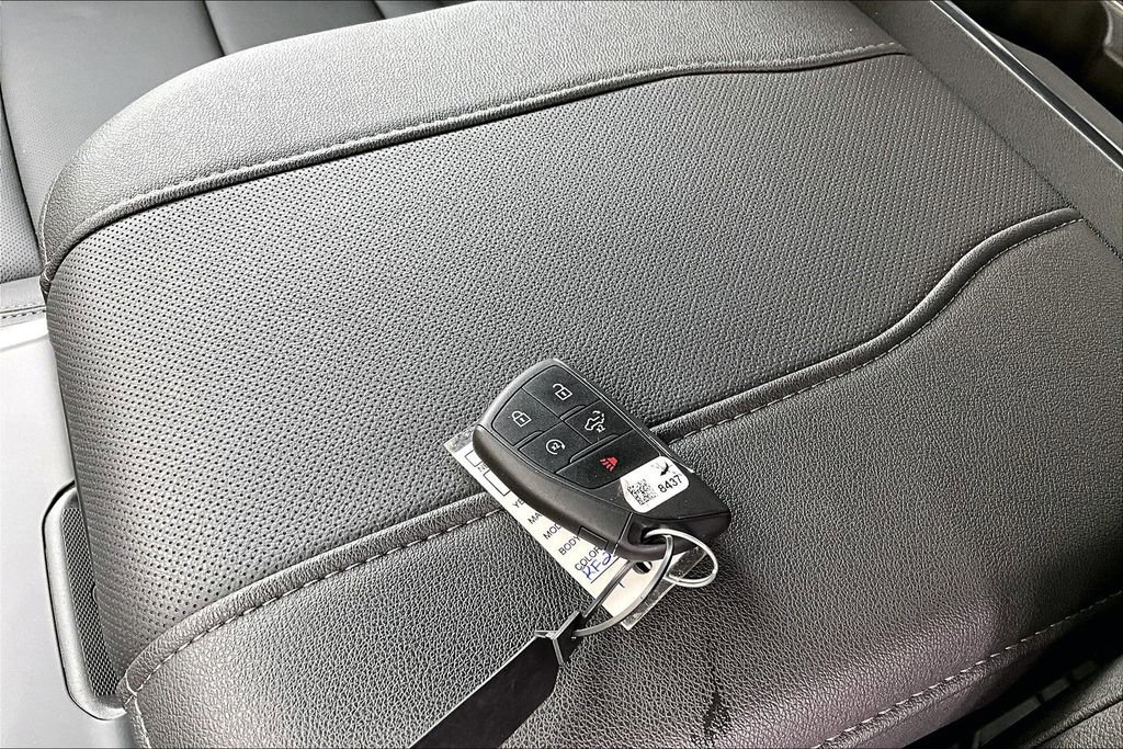 Used 2024 Chevrolet Silverado 2500 LTZ w/ LTZ Convenience Package image 9