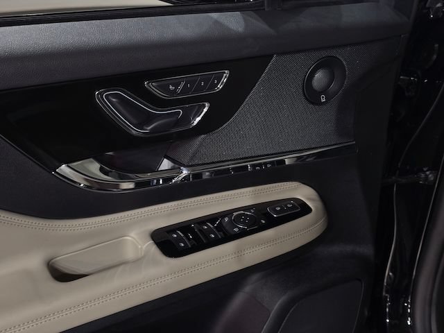 New 2025 Lincoln Corsair Reserve w/ Equipment Group 202A AWD/4WD image 14