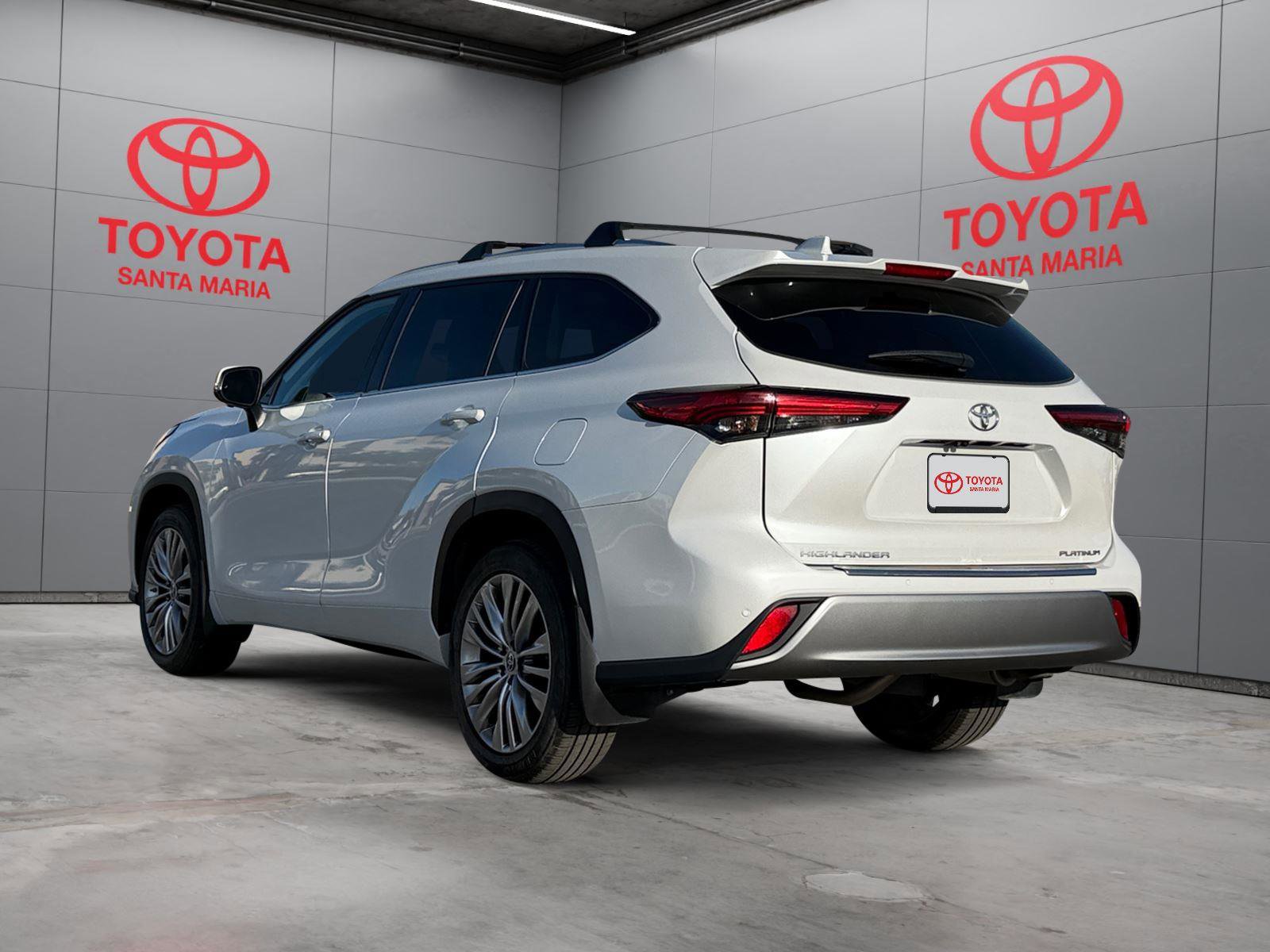 Used 2023 Toyota Highlander Platinum FWD image 2