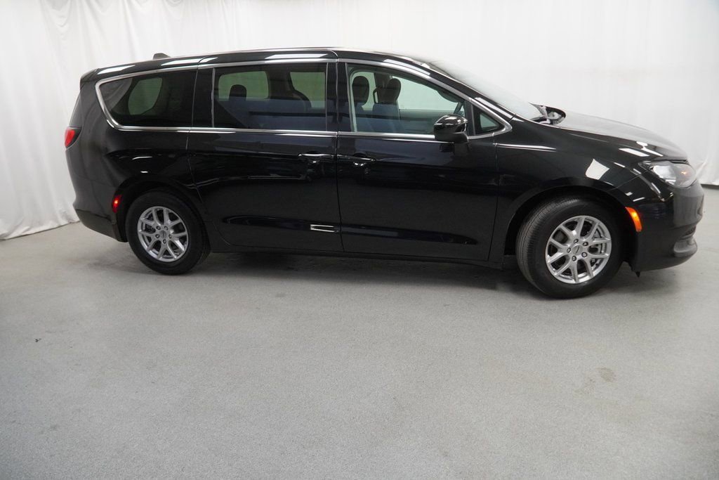 Used 2023 Chrysler Voyager LX image 10
