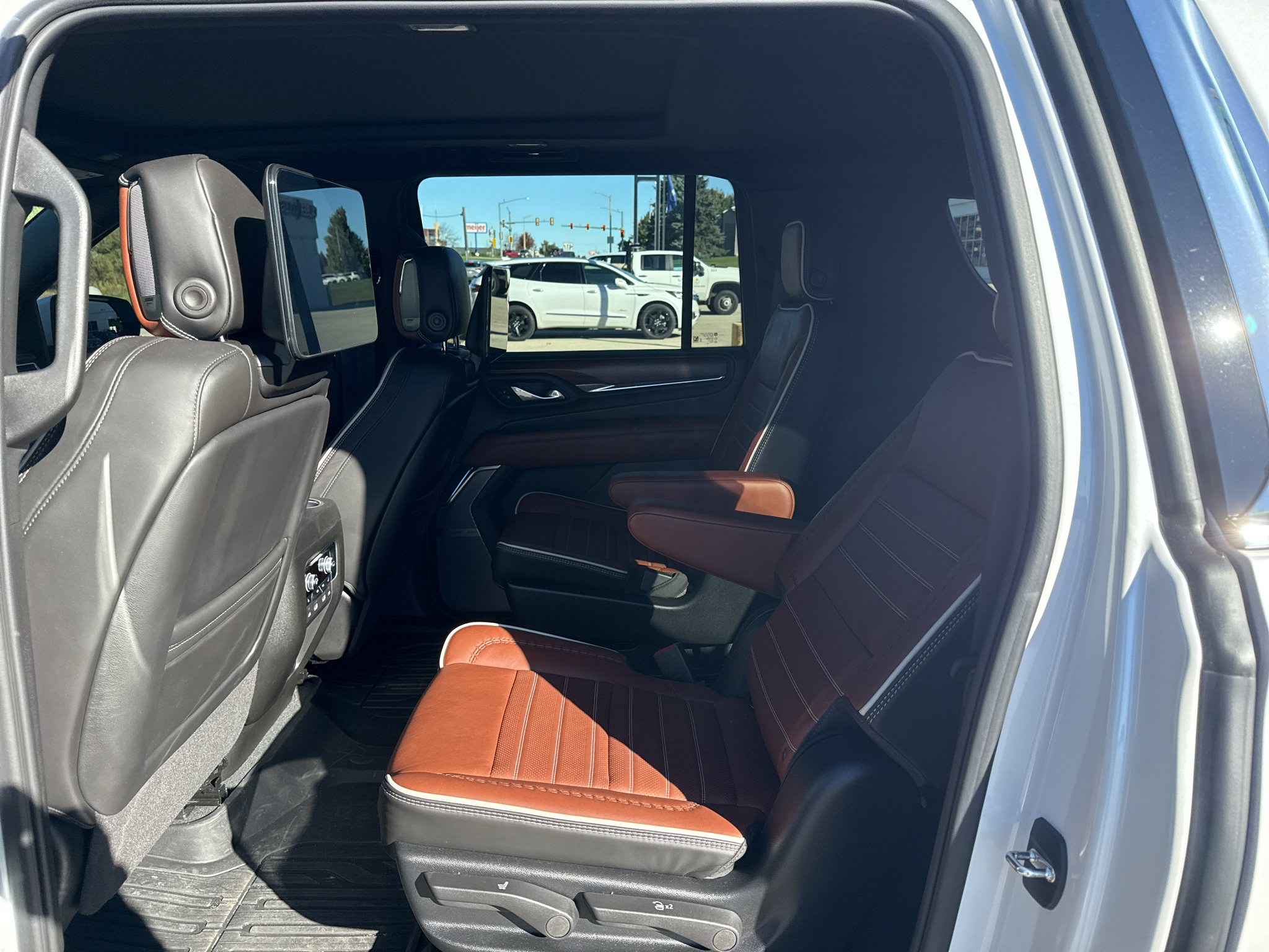 Used 2024 GMC Yukon XL Denali Ultimate AWD/4WD image 7