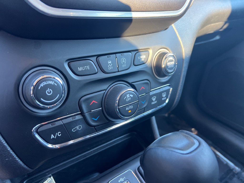 Used 2020 Jeep Cherokee Trailhawk w/ Comfort/Convenience Group AWD/4WD image 18