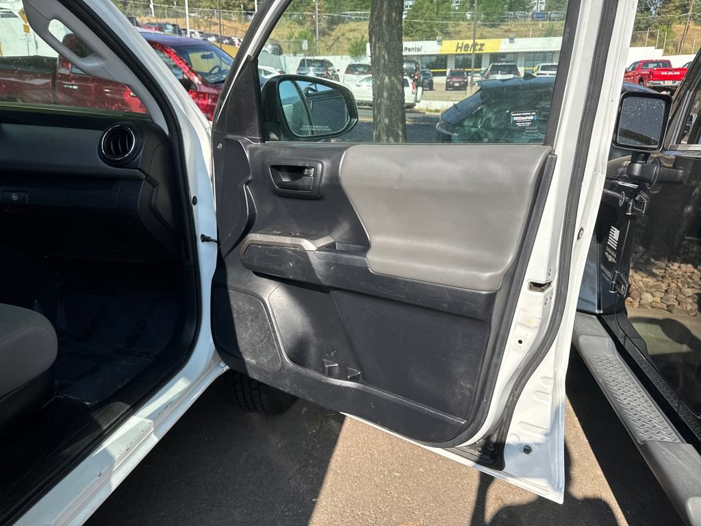 Used 2018 Toyota Tacoma SR5 AWD/4WD image 11