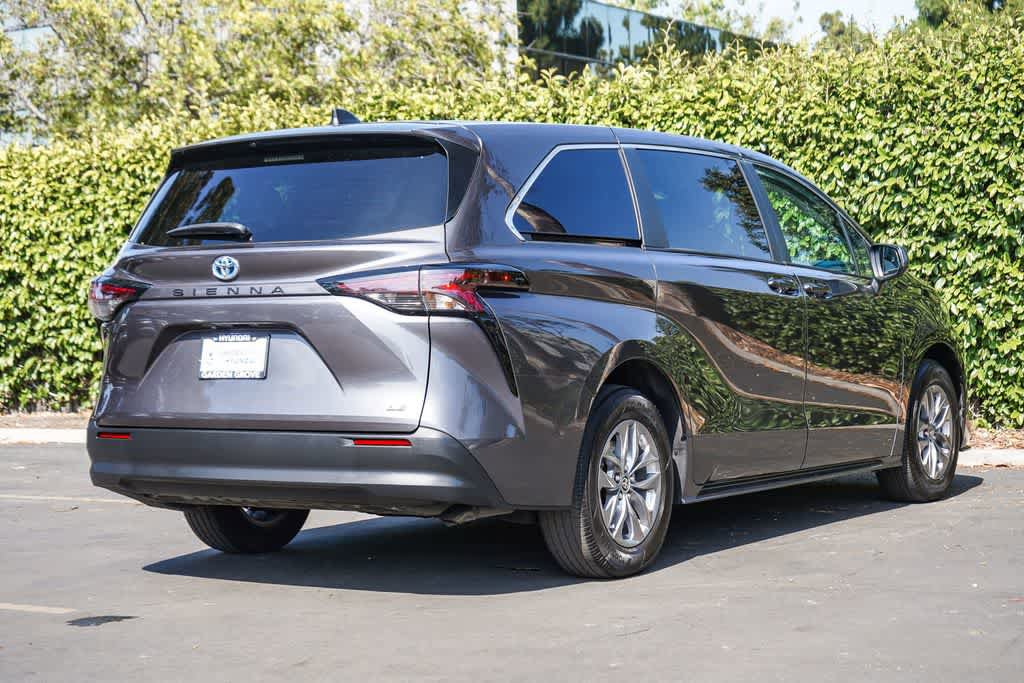 Used 2025 Toyota Sienna LE FWD image 6
