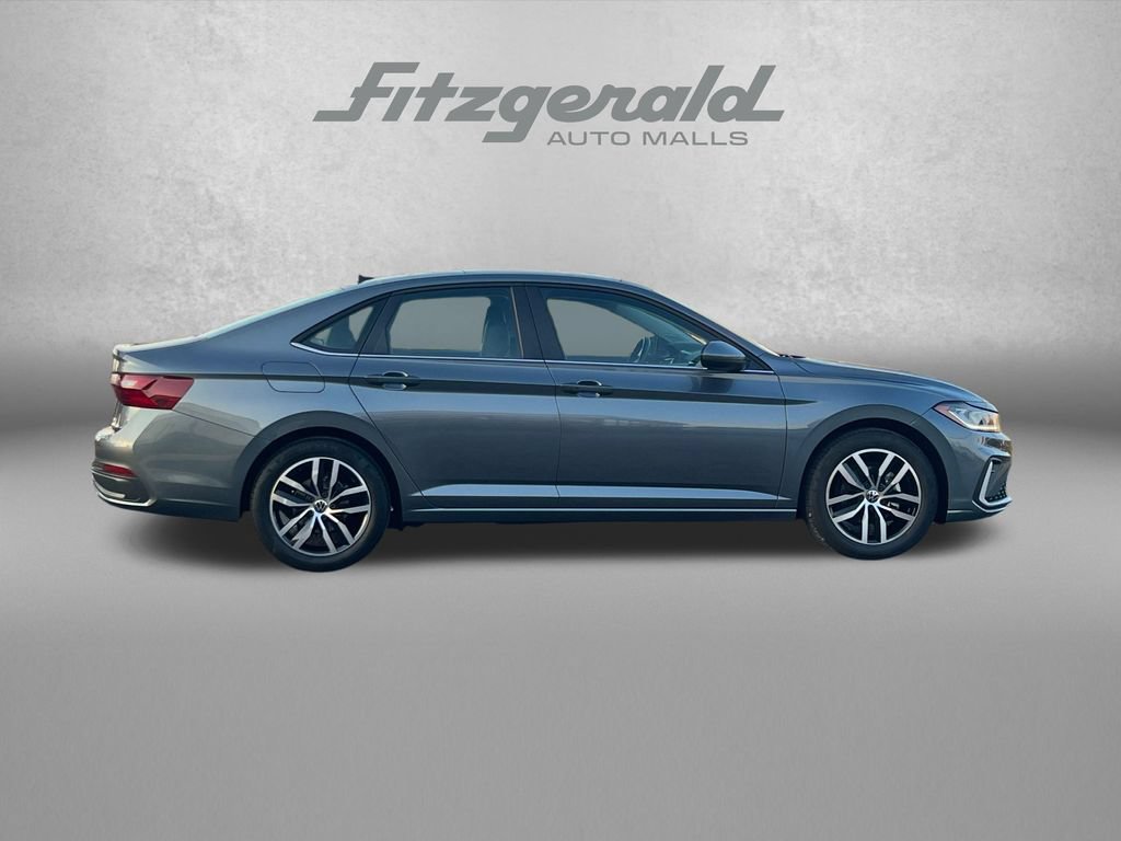 Used 2025 Volkswagen Jetta SE FWD image 3