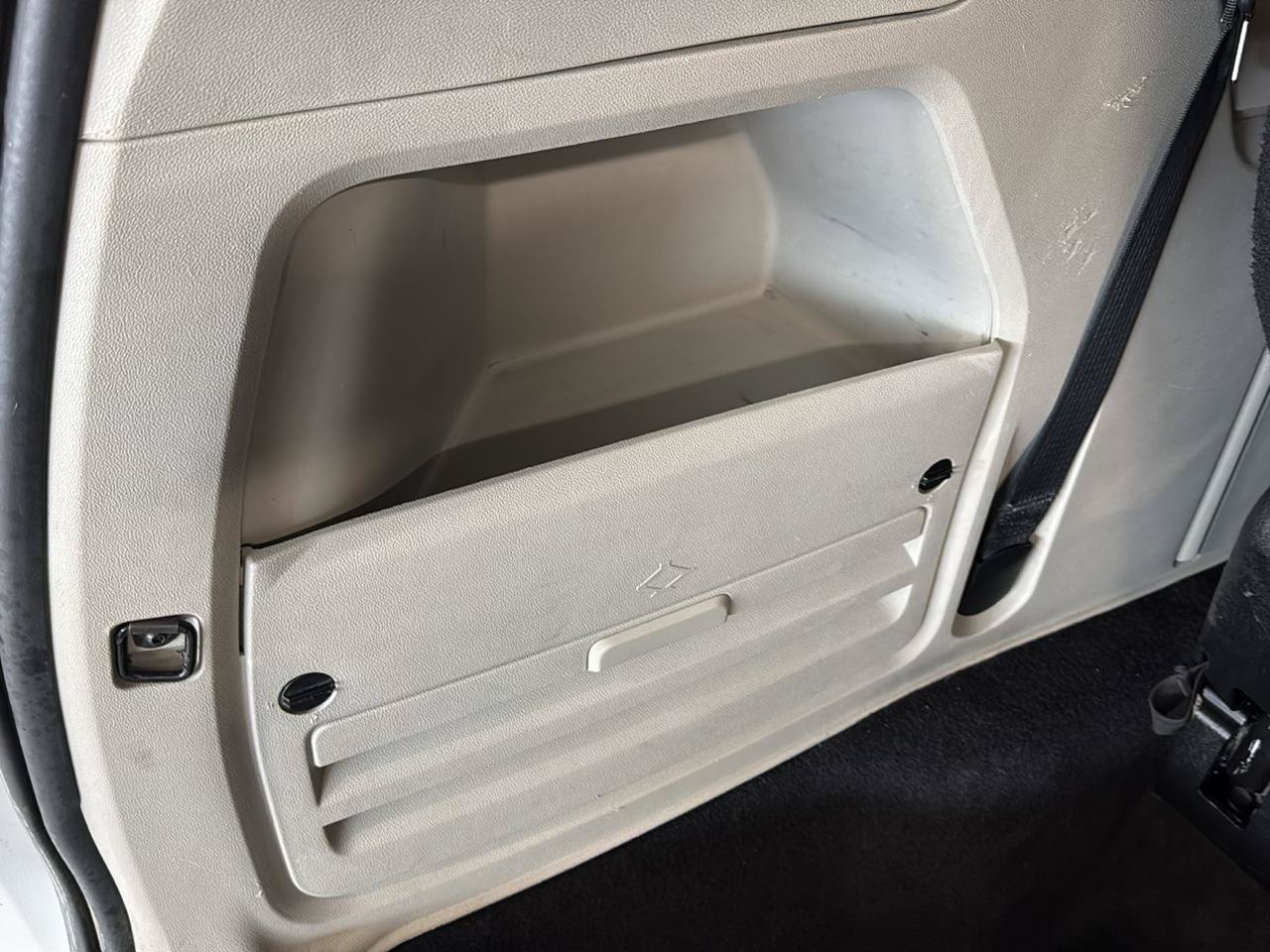 Used 2015 Chrysler Town & Country Touring FWD image 43