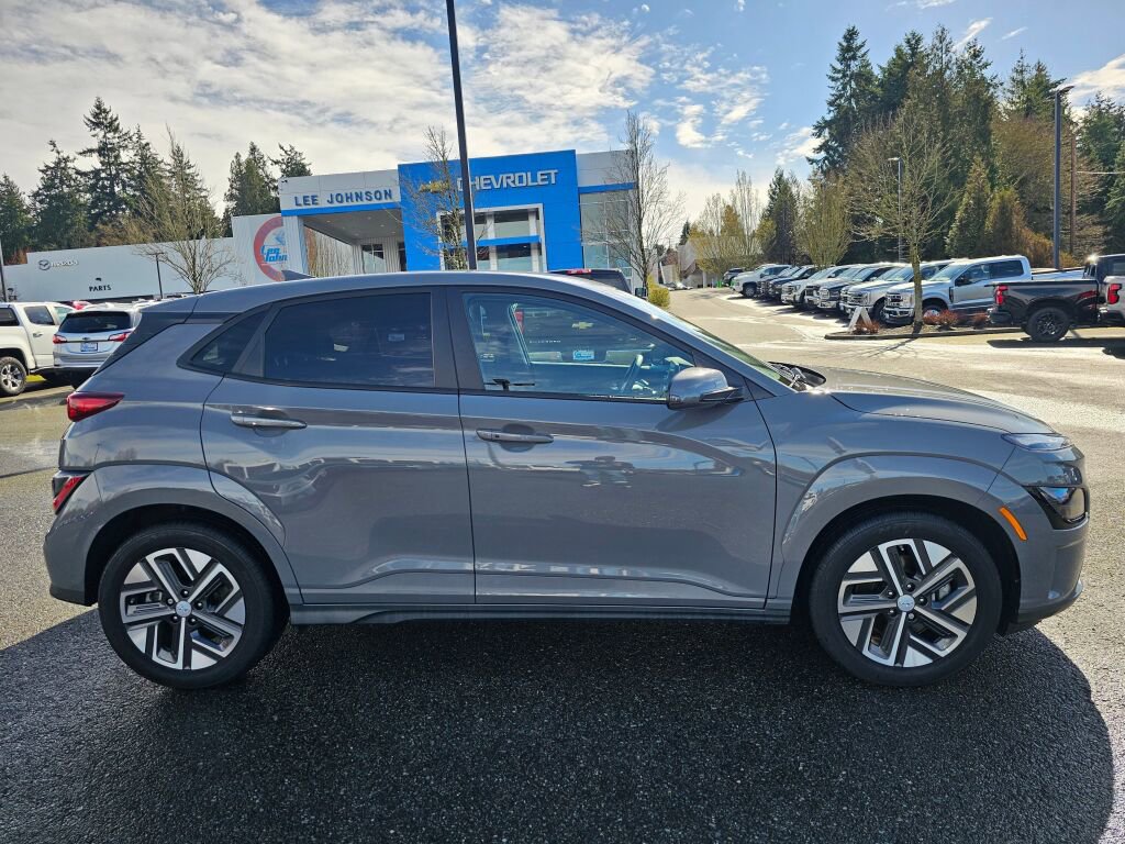 Used 2023 Hyundai Kona SE image 4