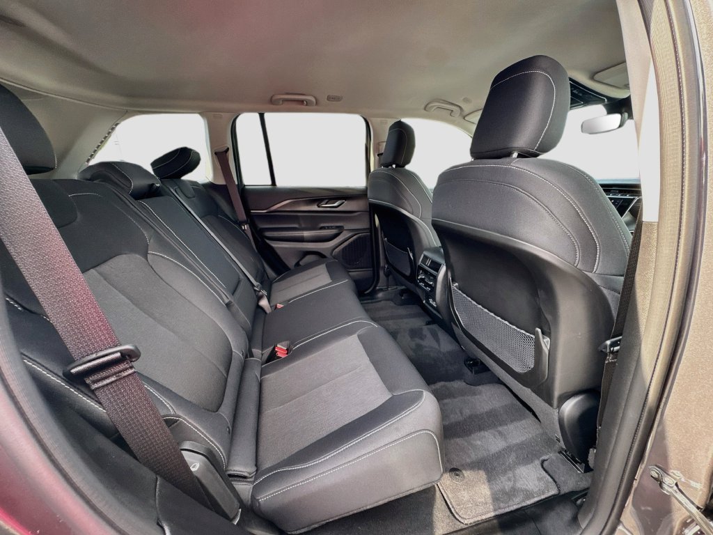 Used 2023 Jeep Grand Cherokee Laredo AWD/4WD image 33