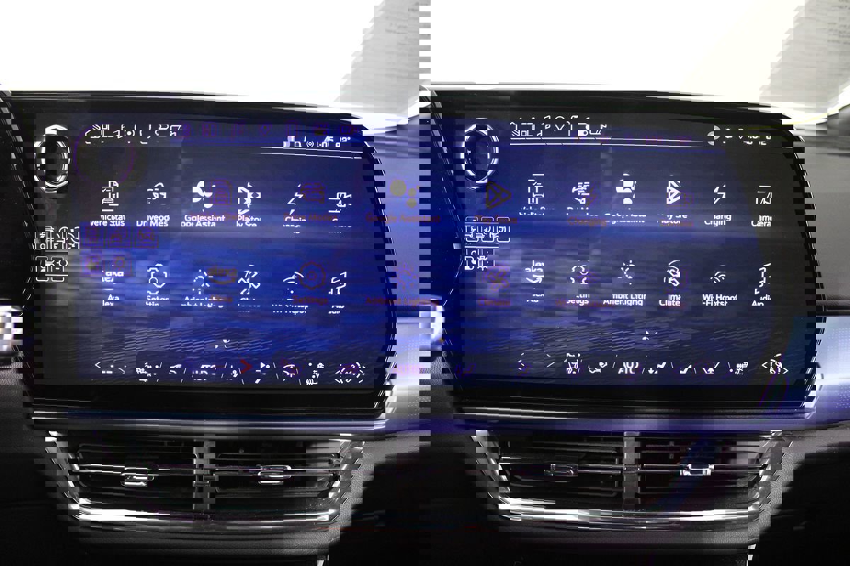 Used 2025 Chevrolet Equinox EV LT w/ Convenience Package image 16