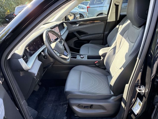 Used 2025 Volkswagen Tiguan SE AWD/4WD image 42