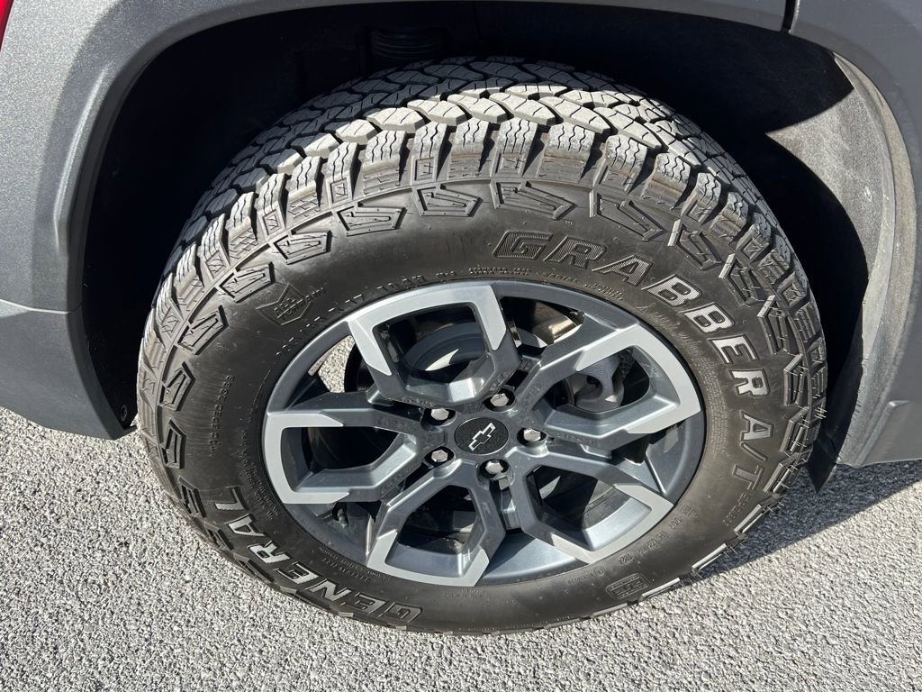 Used 2025 Chevrolet Equinox ACTIV w/ Safety and Technology Package image 16