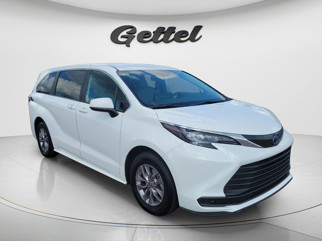 Certified 2025 Toyota Sienna LE image 2