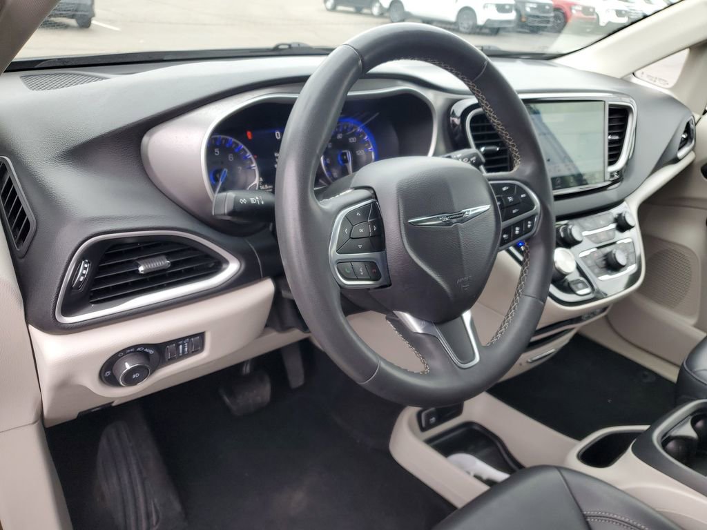 Used 2023 Chrysler Pacifica Touring-L image 11