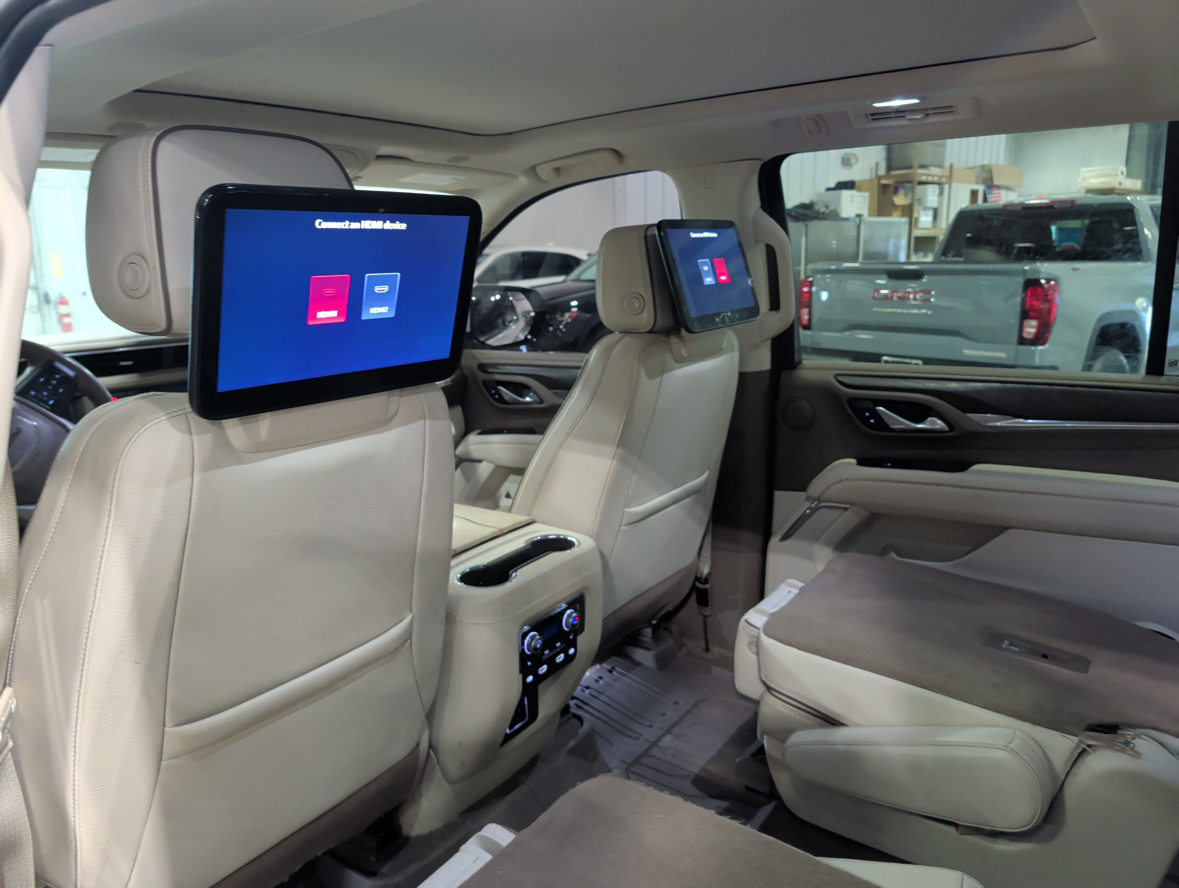 Used 2023 GMC Yukon XL Denali AWD/4WD image 9