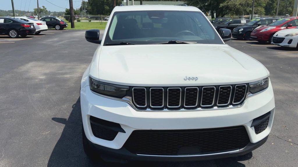 Used 2023 Jeep Grand Cherokee Laredo RWD image 3