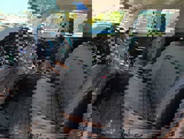 Used 2023 Volkswagen Jetta SE image 2