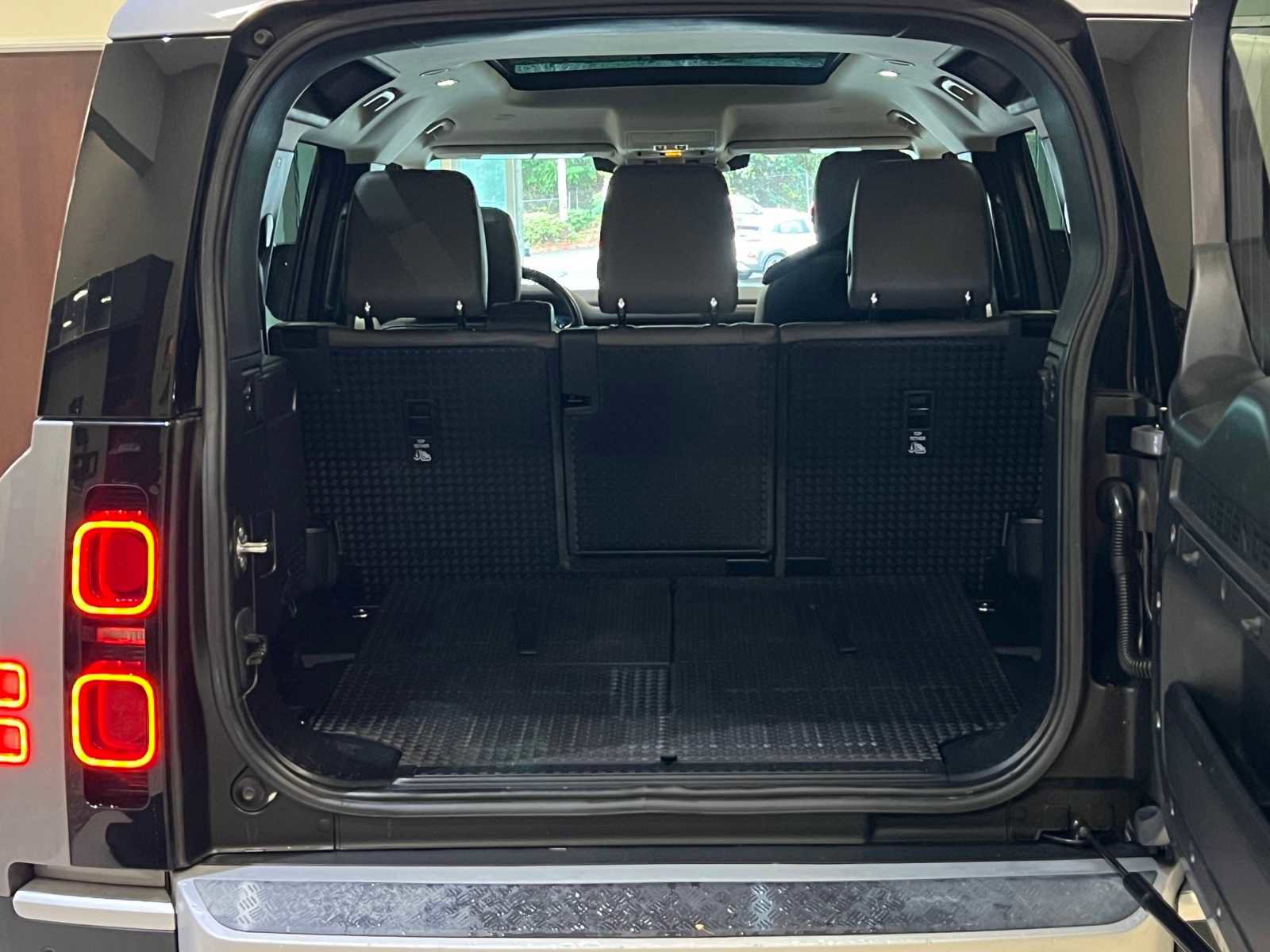 Used 2020 Land Rover Defender 110 SE image 28