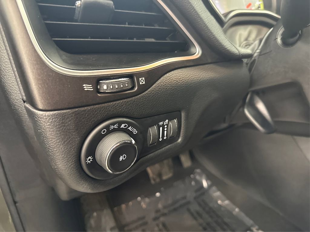 Used 2020 Jeep Cherokee Trailhawk image 34