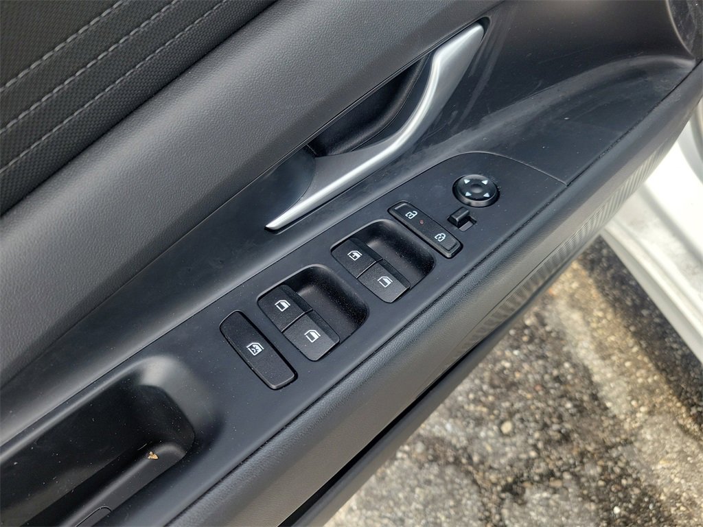 Certified 2025 Hyundai Elantra SE image 16