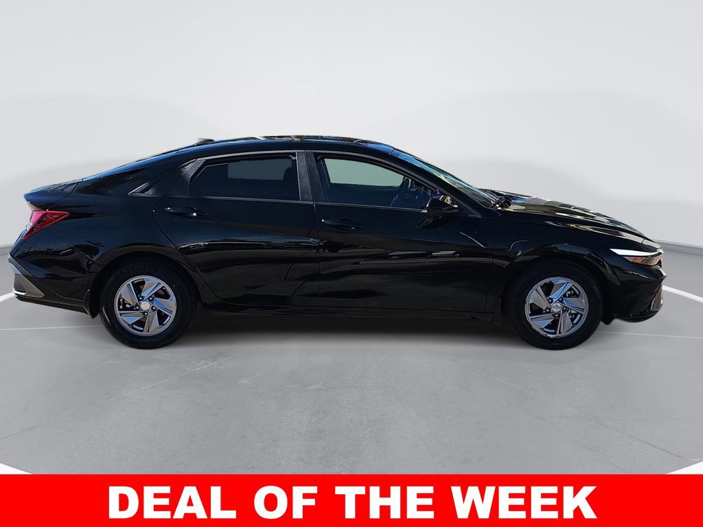 Used 2025 Hyundai Elantra SE image 2