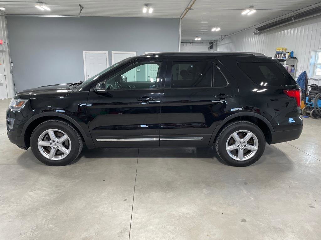 Used 2017 Ford Explorer XLT w/ Equipment Group 202A image 4